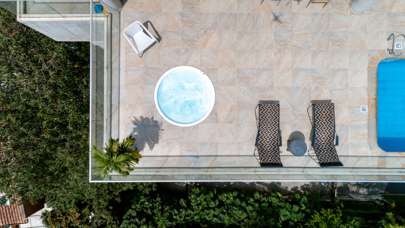 Aerial view of the rooftop jacuzzi at Soul Lifestyle Apartments, Medellín